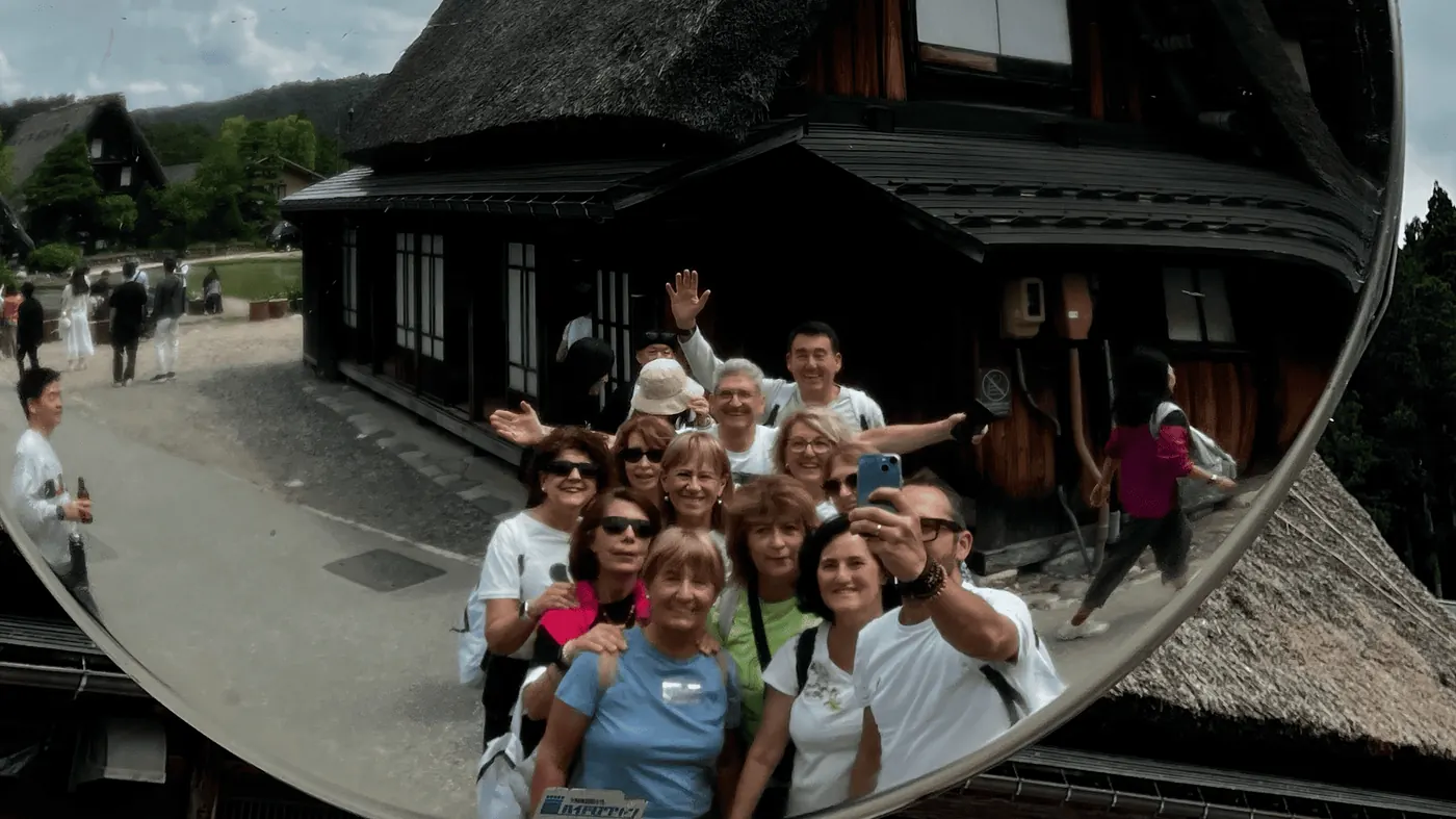 Selfi del grupo NOVAV en Shirakawa-go