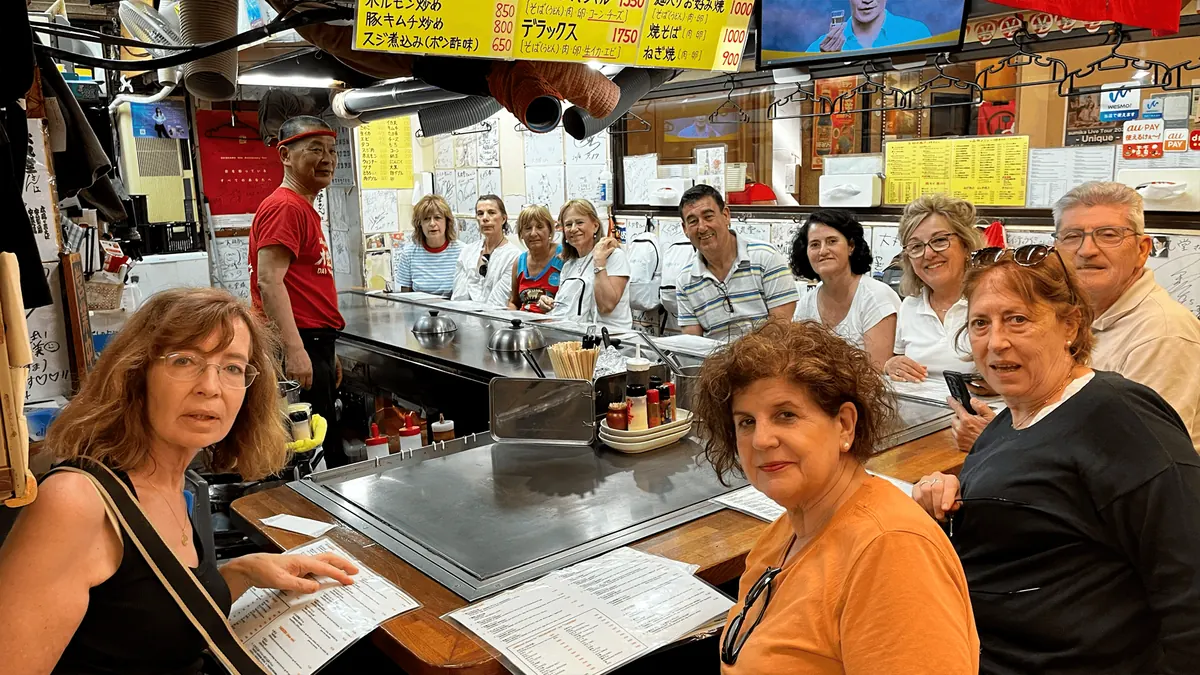 Grupo NOVAV cenando en la barra de un teppanyaki