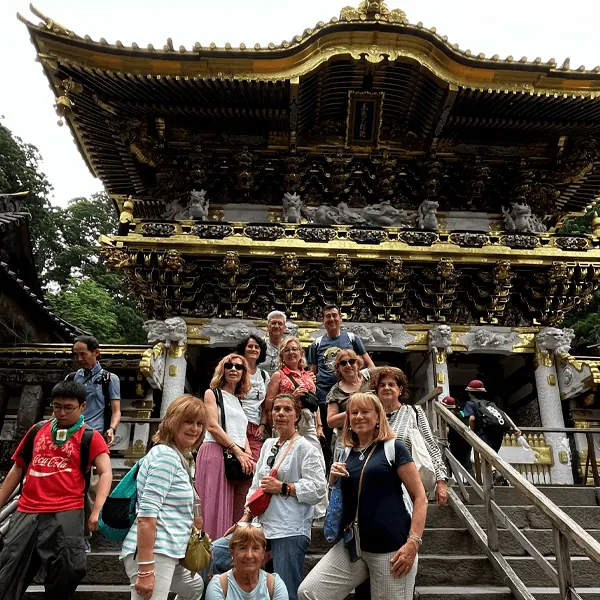 Grupo NOVAV ante la puerta Yomeimon de Nikko
